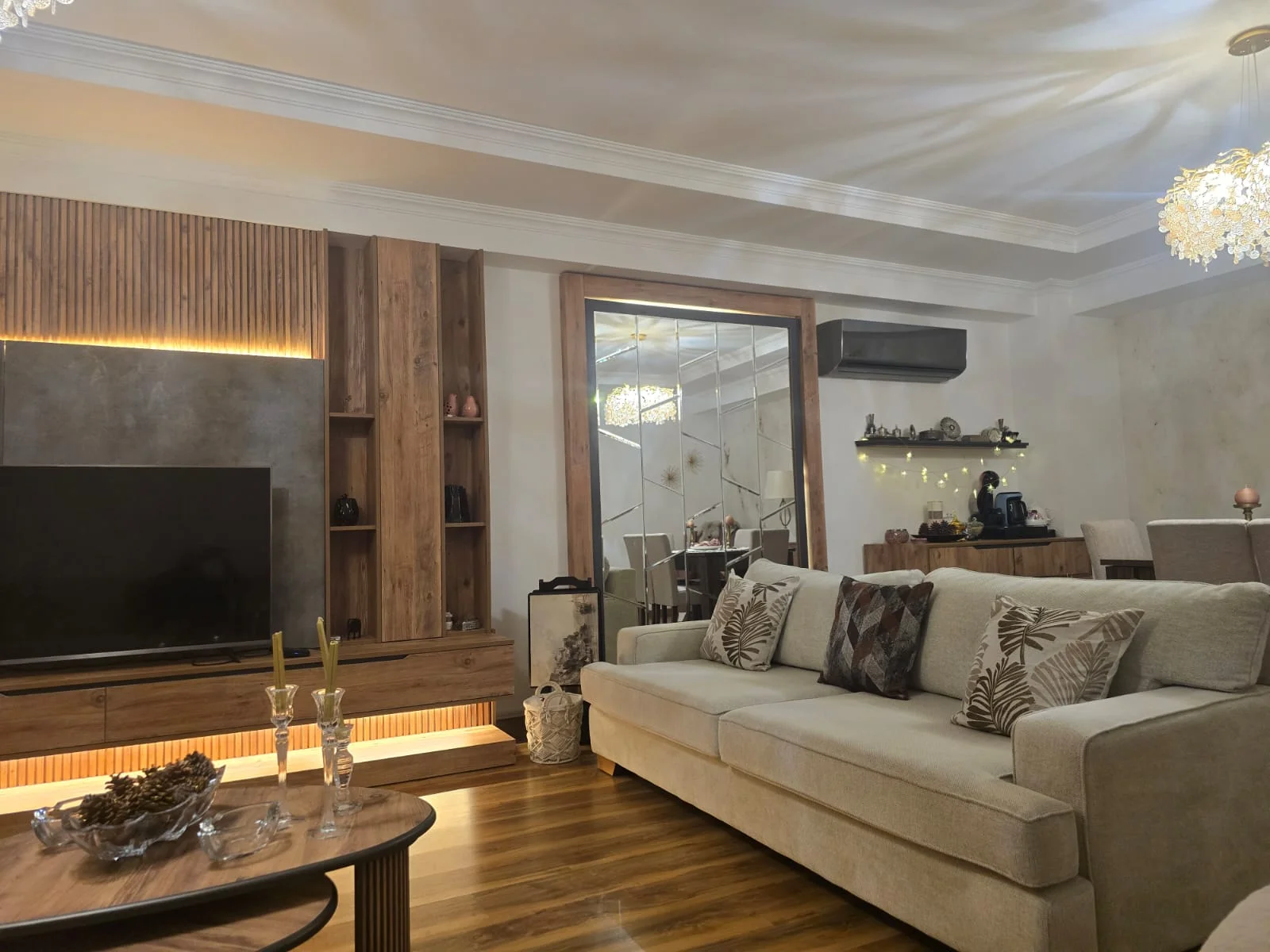 Roya Apartment - Stylish Living Room